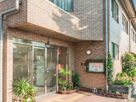 明るいエントランス風景