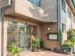 エントランスと緑の植物