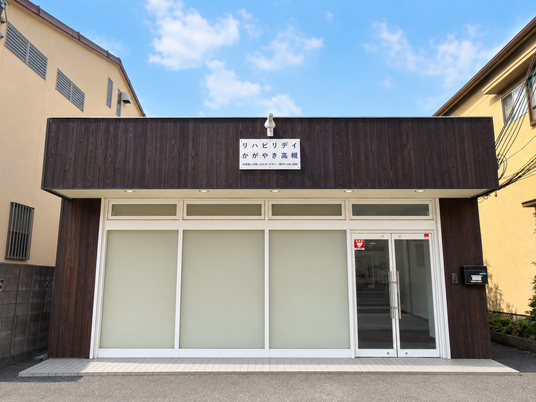 明るい玄関の外観  