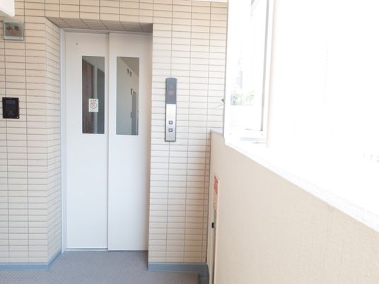 明るい廊下のエレベーター