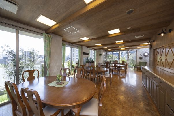 都会の中の明るい建物