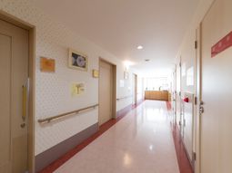 温かみのある廊下の風景