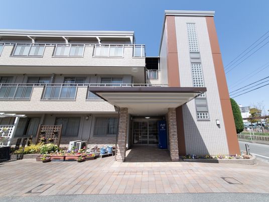 施設の明るいエントランス