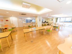 広々とした明るいダイニングルーム