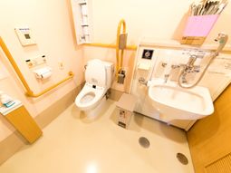 バリアフリー設計のトイレ
