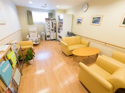 待合室の明るい空間