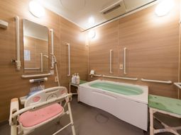 バリアフリー設計の浴室