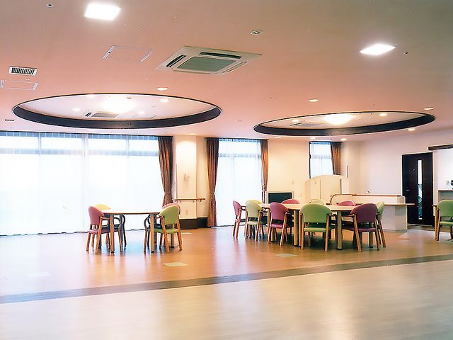 ゆったりしたダイニングルーム ダイニングルーム ゆとりあるダイニングルームです。明るい窓辺で、お食事や会話をお楽しみください。
