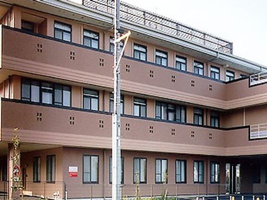 3階建ての建物外観  
