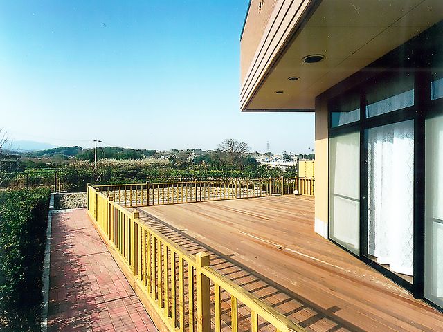 ゆったりとした中庭の展望 中庭 広がる木のデッキが清々しい中庭を形作り、穏やかなひとときを提供しています。自然光が心地よい、開放感のある空間です。