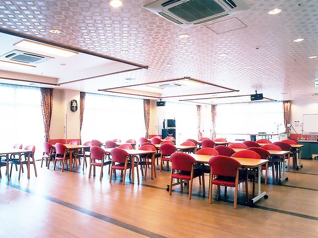 赤い椅子のある食堂 食堂 ゆったり配置された赤いイスのある食堂です。明るく開放的な雰囲気で、のんびりとした食事時間をお過ごしいただけます。