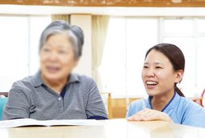 スタッフと入居者の様子