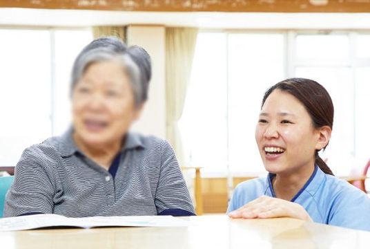 スタッフと入居者の様子