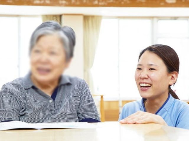 スタッフと入居者の様子 内観 穏やかな笑顔があふれる空間で、スタッフと入居者が和やかに交流しています。暖かみのある雰囲気が魅力です。