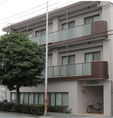 落ち着いた建物の外観