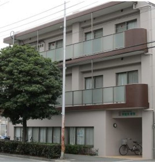 落ち着いた建物の外観