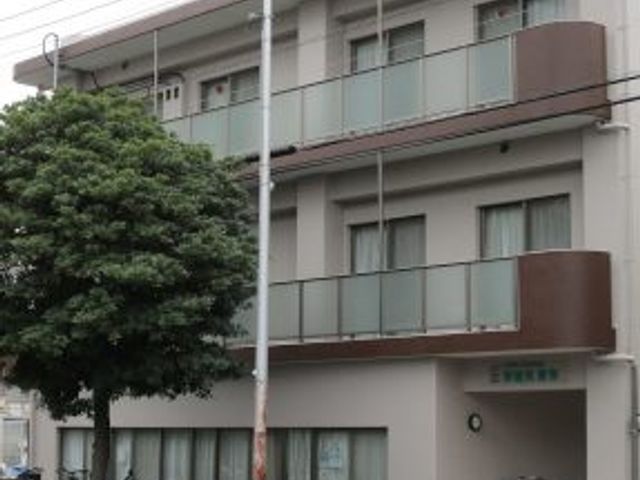 落ち着いた建物の外観 外観 緑に囲まれた落ち着いた雰囲気の建物です。自転車も置けるスペースがあります。
