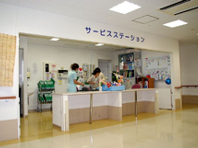 スタッフ2人の受付 フロント サービスステーションには、親しみやすいスタッフが常駐しています。安心して利用できます。
