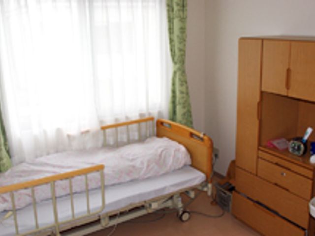優しい光が入る居室 居室 広々とした居室は、自然光が優しく差し込み、快適に過ごせる空間です。