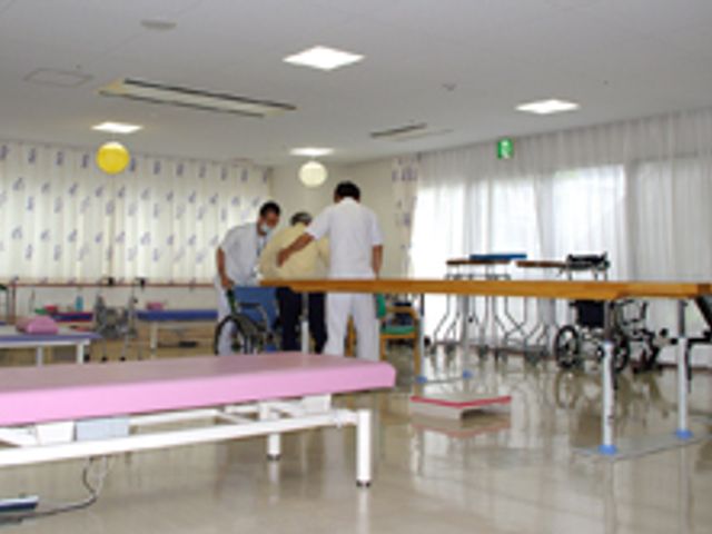機能訓練室の様子 機能訓練室 広々とした空間で専門的なサポートを受けながら、安全にリハビリに取り組めます。自然光が優しく差し込む環境の中で、快適に身体を動かせます。