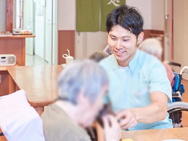 和やかなスタッフ対応 ダイニングルーム 自然光が差し込む温かみのある共有空間です。リラックスしながら楽しい会話が楽しめます。