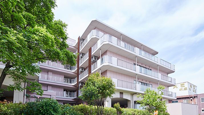 緑豊かな建物外観
