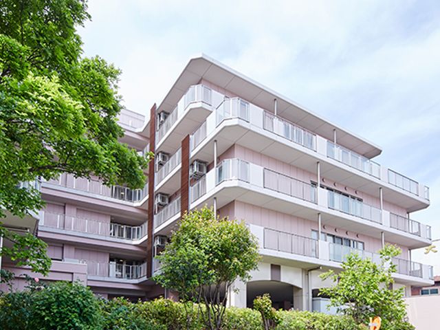 緑豊かな建物外観 外観 大きな窓から自然光が入り、緑に囲まれた落ち着いた建物です。温かみのある空間で働く魅力があります。