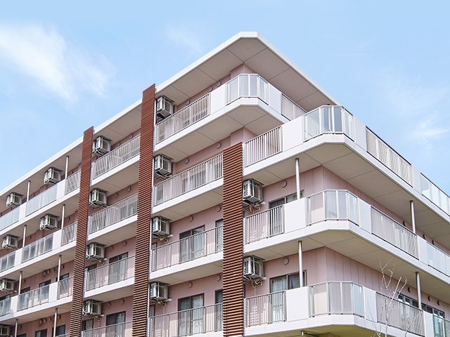 青空バックの外観 外観 青空を背景にした建物の清々しい外観です。明るい印象の職場環境を求める方に最適です。