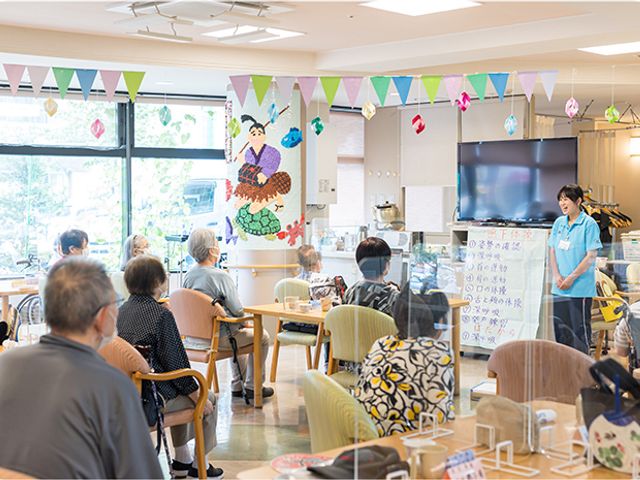 パーティーのようなリビング リビング 開放的な雰囲気の明るい空間で、楽しい催しが行われています。自然光が差し込み、活気あふれる環境で楽しめます。