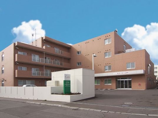 明るい日差しの外観