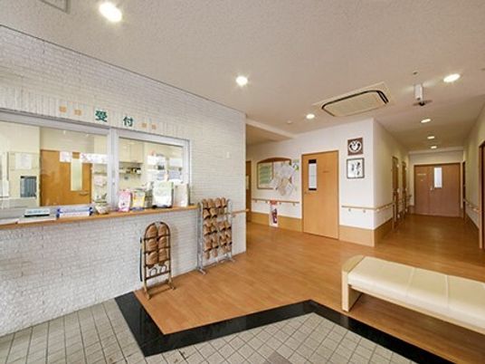 明るい受付と廊下の様子