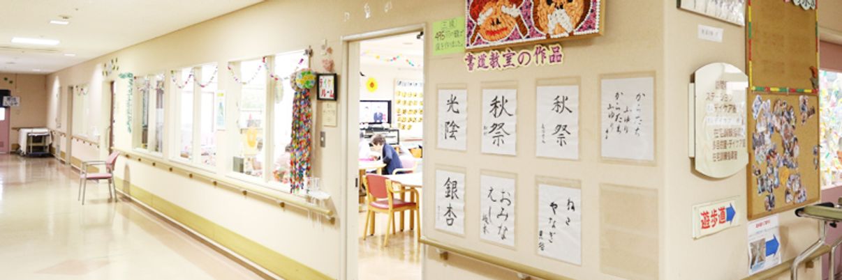 作品が飾られた廊下