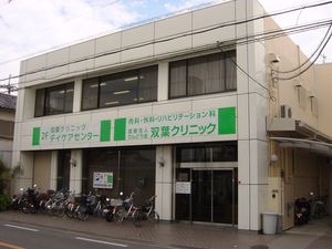 自転車置き場と玄関の外観