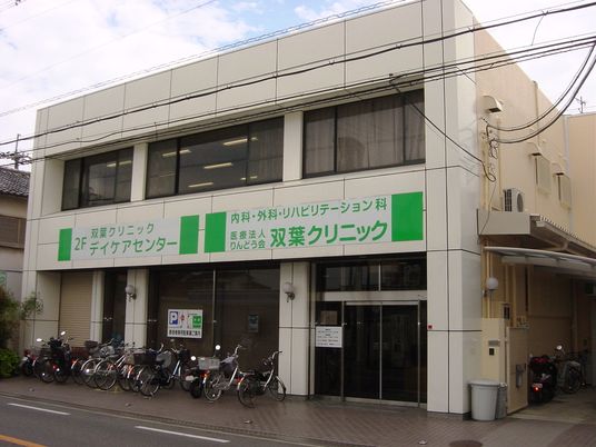 自転車置き場と玄関の外観