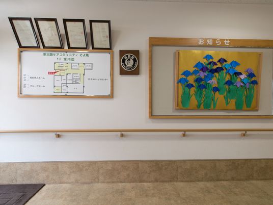 廊下の掲示物とアート