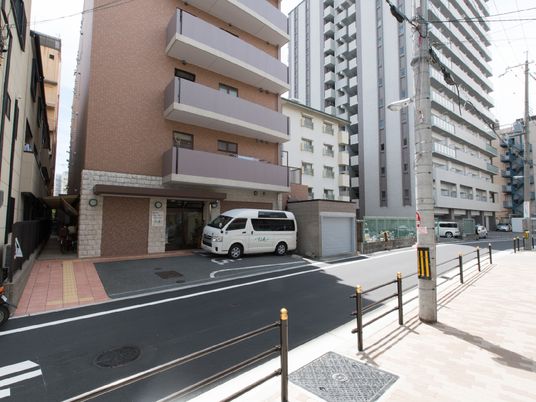 都会の清潔なエントランス