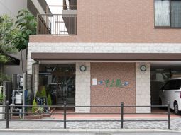 明るいエントランス外観