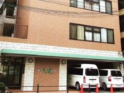 施設の外観と送迎車