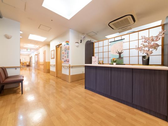  廊下の明るい手摺り  