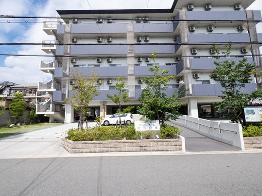 多階層の建物エントランス