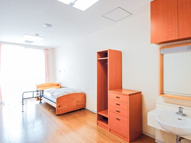 自然光が入る居室 居室 広々とした居室は、自然光で明るさを最大限に生かしています。快適な空間で過ごすことができます。
