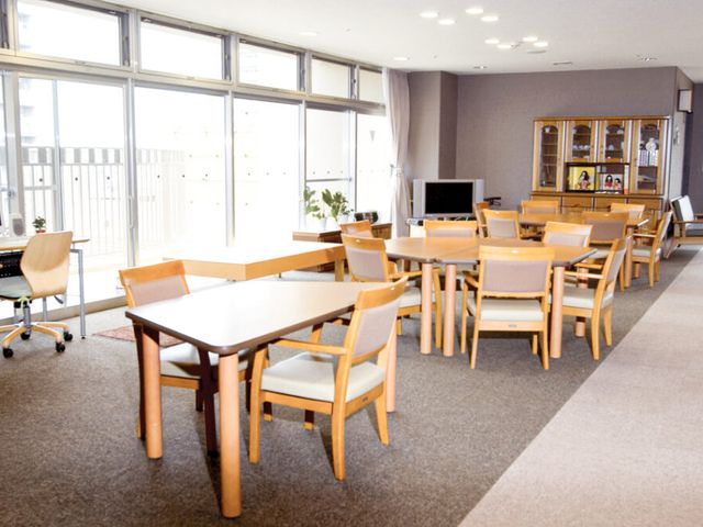 広々としたラウンジ ラウンジ 自然光が差し込む明るいラウンジです。リラックスできる家具が配置されています。