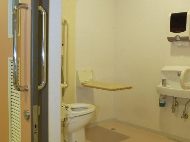 清潔で使いやすいトイレ トイレ バリアフリー設計のトイレは、手すりが設置されており、安心して利用できます。