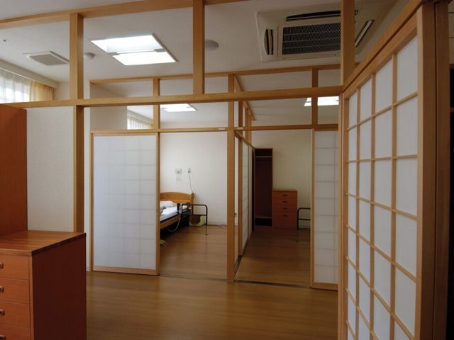 明るい和室の居室 居室   柔らかい光が入る和室です。開放的な空間で、リラックスして時間を過ごせます。