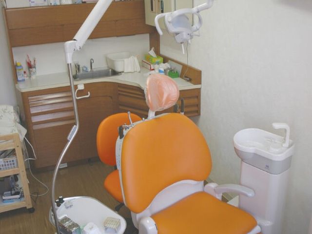 設備の整った部屋 機能訓練室 明るいオレンジ色の椅子が特徴の訓練スペースです。便利な設備で快適に作業ができます。