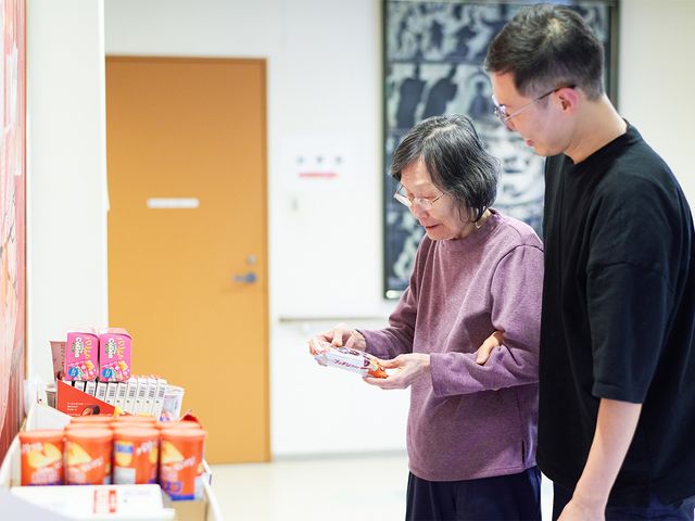 親しみやすいスタッフと廊下 廊下 優しいスタッフがご利用者様に寄り添いながら歩く姿が見られます。暖かい雰囲気が溢れています。