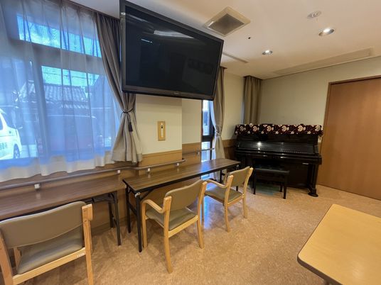 ピアノとテレビのある部屋