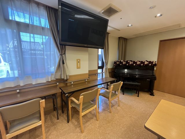 ピアノとテレビのある部屋 ラウンジ 自然光が差し込む落ち着いた雰囲気のラウンジです。休憩時間に音楽を楽しむことができます。