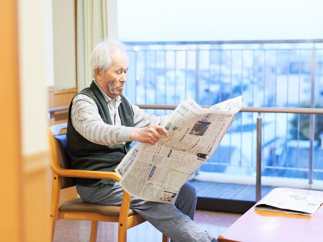 商品の選定をする様子 居室 商品選びをサポートする様子で、利用者の快適さや支援体制を体験いただけます。