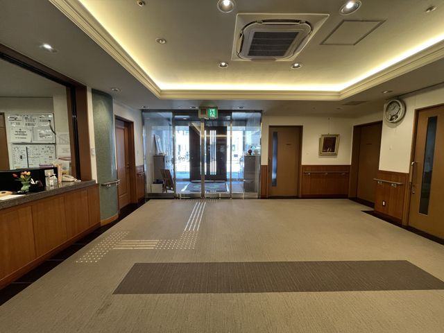 出入り口付近の内部 エントランス 広々としたエントランスは、自然光が豊かに差し込む空間があります。スタッフと利用者の交流の場として最適です。